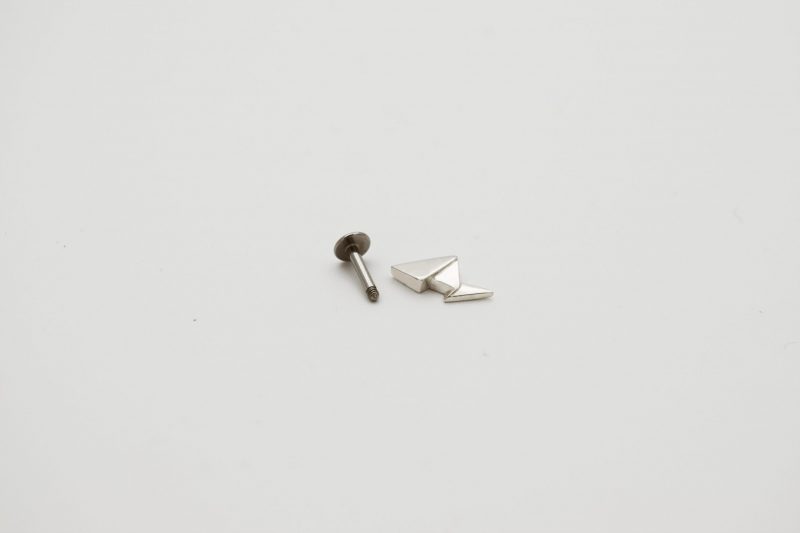 Photographie sur fond blanc du piercing métallique GO en argent massif 925 (0,6g) de la Collection KAMI
