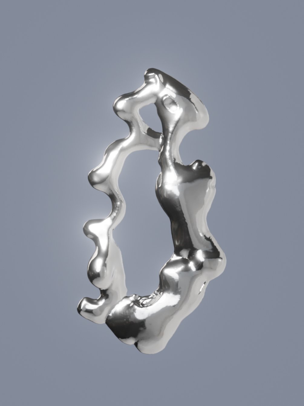 La boucle 404 earring sur fond gris-bleu avec des reflets