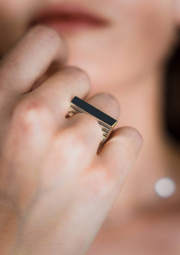 La bague ICHI de la collection KAMI zoomé sur un doigt