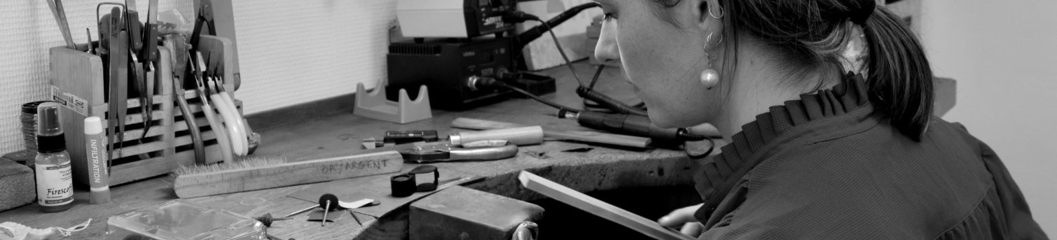 Une photo en noir et blanc de Manon Aguenier de MEIV studio en train de travailler à l'établi dans son atelier