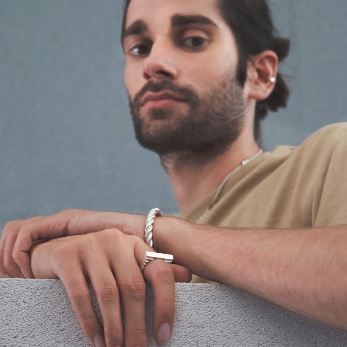 Homme portant les bijoux de la collection KAMI au MEIV Studio