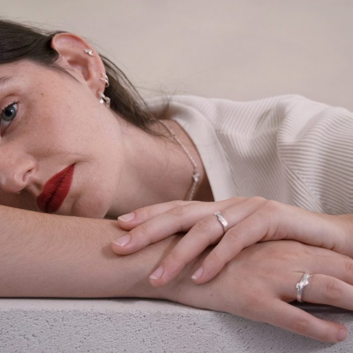 La Créatrice Manon Aguenier, portant les bijoux de sa collection KAMI.