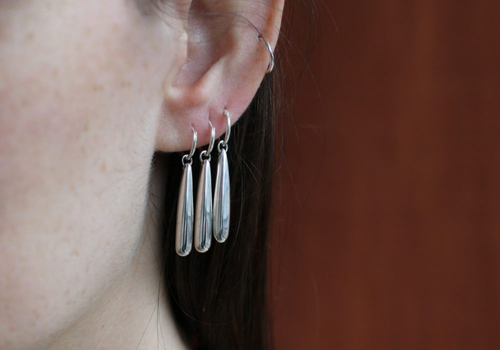 Boucles d'oreille hors collection portées par la Créatrice Manon Aguenier.